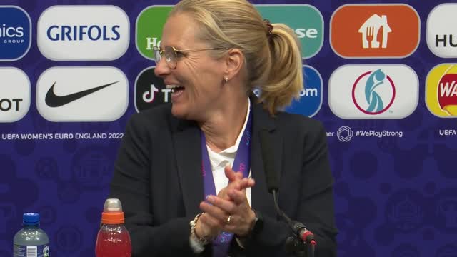 Thumbnail for article: 'It's coming home!': Europese kampioenen crashen persconferentie Wiegman