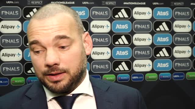 Thumbnail for article: "Ten Hag is wat anders dan andere trainers, maar duidelijk in zijn beslissingen"