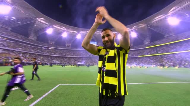 Thumbnail for article: Ongekend: Benzema krijgt bizar onthaal van fans in stadion nieuwe club Al-Ittihad