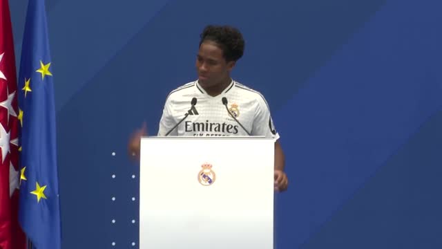 Thumbnail for article: De beelden: Endrick houdt het niet droog tijdens presentatie Real Madrid